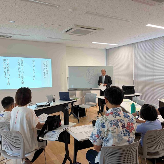 🌿 【池田先生の論語講座」開催のお知らせ】
― FMふくやま月刊こども新聞 連載コラムでもおなじみ! ―
10月17日(土)に「池田先生の論語講座」を開催します。参加ご希望の方は前日までにご連絡ください。
2500年以上読み継がれてきた孔子の言葉には、「人との関わり方」「心の整え方」「学ぶことの大切さ」など、今を生きる私たちにも役立つヒントがたくさん詰まっています。
本講座では、難しい漢文をそのまま読むのではなく、やさしい言葉での解説や、日常生活に結びつくエピソードを交えながら、小学生から大人まで楽しく学べる内容となっています。
📘 開催概要
場所:大和建設まちテラスふくやま(まちづくりプラザふくやま/旧福山市体育館)会議室1
(福山市草戸町5丁目12番24号)
【 第1部(13:30~14:10)】
☆対象:小学1~4年生のお子様とご家族
☆内容:
1. 「論語のことば」を読む
2. 好きなことばを見つける
3. 「論語のことば」を書く
☆参加料:大人+こども 1組1,000円(資料代含む)
☆定員:15組
【★第2部(14:30~16:00)】
★対象:小学5年生~中学・高校・一般
★内容:
1. 論語章句の素読
2. 論語章句の解説
3. 山田方谷の足跡と論語 ほか
★参加料:
• 一般(高校生以上)1,000円(資料代含む)
• 小・中学生 500円
★定員:30名
🌱 補足
• 対象学年はあくまで目安です。大人の方が第1部に参加していただいても構いません。
• 第1部・第2部の両方に参加することもできます(参加料:1,500円)。
📞 お問い合わせ
【公式ライン】https://lin.ee/pDzV0Gu
【メール】rongo@bingo-kikakubu.com
主催:一般社団法人 備後おもしろ企画部【2026.10.10投稿】
#池田先生の論語講座 #論語 #孔子 #福山イベント #備後おもしろ企画部 #まちテラスふくやま #福山子育て #親子で学ぶ #小学生 #中学生 #高校生 #大人の学び #山田方谷 #古典 #福山市
