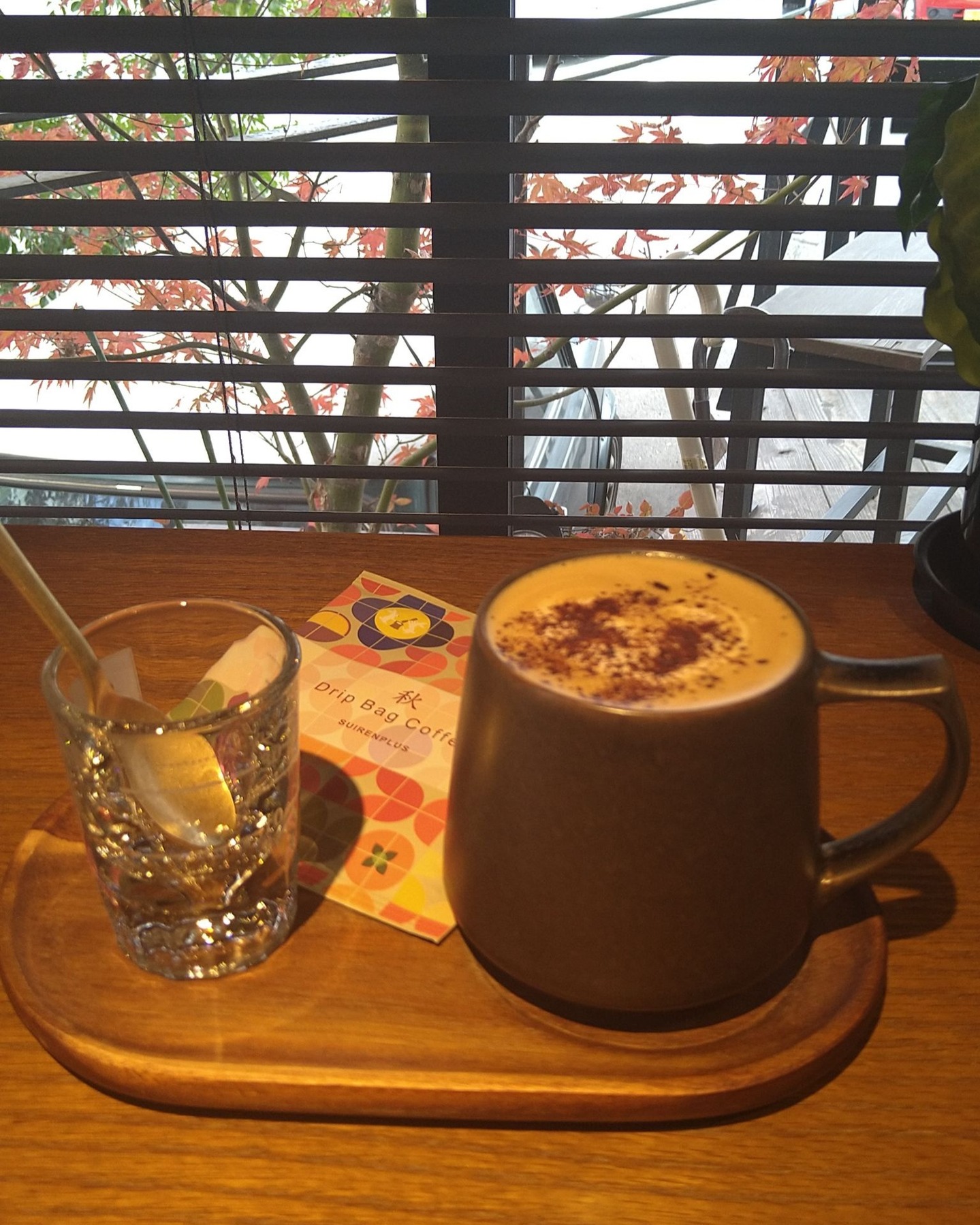 2022.11.21
紅葉が色づいてきた深秋。心地良い音楽を聴いたあとは、コーヒー豆の良い香りに包まれました。が"(-""-)"、ピントがどこに合ってる！？

#備後おもしろ企画部
#市内小中学校
#巡回演奏会 
#こども新聞
# SUIREN+ 
#自家焙煎のコーヒー専門店 
#福山市 

#